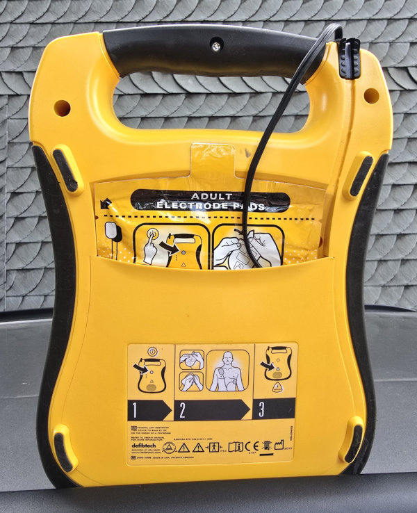 Automatisierter externer Defibrillator (AED) – Rückansicht
